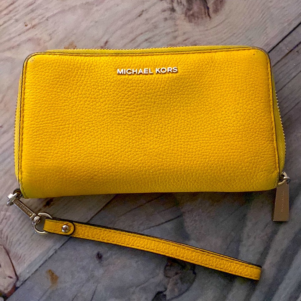 Michael Kors Jet Set Large
Continental Zip Around Wallet
Wristlet